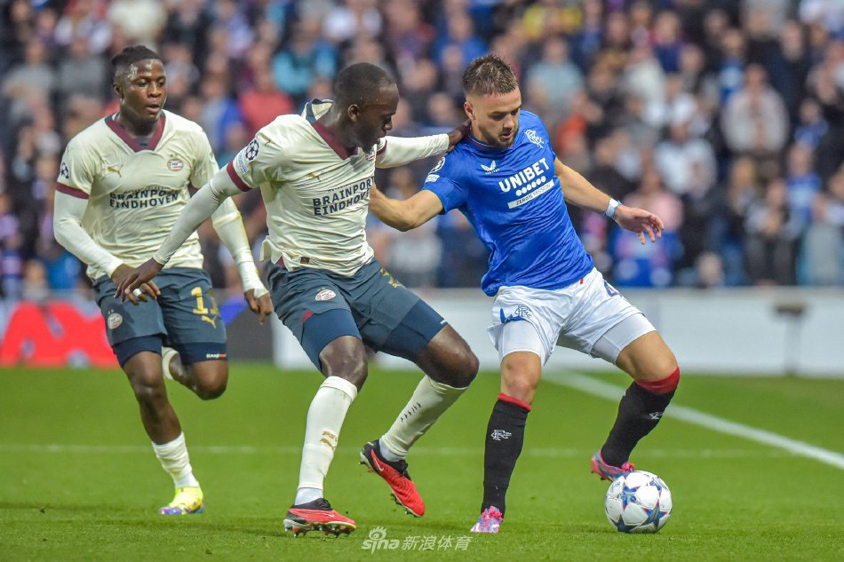 与许多年轻 与许多年轻